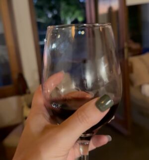 Florencia Bertotti Instagram - Escapada a Carmelo.
A 3 hs de Buenos Aires siempre es un plan perfecto.
Esta vez con madres para mimarlas! 
Spa, caminatas, cabalgatas, atardeceres y platos riquisiiimos.
Hace más de 10 años q venimos y volvemos a venir. Siempre es un placer.

@carmeloresortandspa 🤍