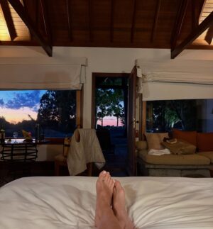 Florencia Bertotti Instagram - Escapada a Carmelo.
A 3 hs de Buenos Aires siempre es un plan perfecto.
Esta vez con madres para mimarlas! 
Spa, caminatas, cabalgatas, atardeceres y platos riquisiiimos.
Hace más de 10 años q venimos y volvemos a venir. Siempre es un placer.

@carmeloresortandspa 🤍