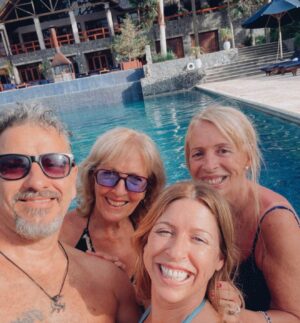 Florencia Bertotti Instagram - Escapada a Carmelo.
A 3 hs de Buenos Aires siempre es un plan perfecto.
Esta vez con madres para mimarlas! 
Spa, caminatas, cabalgatas, atardeceres y platos riquisiiimos.
Hace más de 10 años q venimos y volvemos a venir. Siempre es un placer.

@carmeloresortandspa 🤍