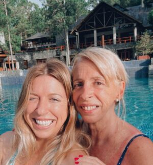 Florencia Bertotti Instagram - Escapada a Carmelo.
A 3 hs de Buenos Aires siempre es un plan perfecto.
Esta vez con madres para mimarlas! 
Spa, caminatas, cabalgatas, atardeceres y platos riquisiiimos.
Hace más de 10 años q venimos y volvemos a venir. Siempre es un placer.

@carmeloresortandspa 🤍