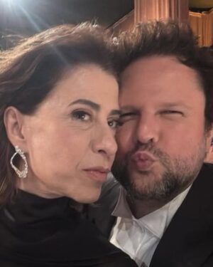 Foquinha Instagram - Você viu a Fernanda Torres? TOTALMENTE PREMIADA 🏆 QUE EMOÇÃO! QUE MOMENTO! Fernanda Torres ganhando Globo de Ouro das mãos de Viola Davis, homenageando sua mãe no discurso, levando por um filme tão significativo e de Walter Salles, mesmo diretor que em 1999 levava o prêmio de Filme Internacional no Globo de Ouro por Central do Brasil, junto com Fernanda Montenegro! Histórico!

E QUE VENHA O OSCAR! 🇧🇷🏆✨