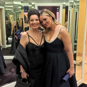Fran Drescher Instagram - At the globes I ran into my dear friend and old cast mate  and now star on The Bear @lilcutieforever Abby Elliot where else but outside the ladies room!