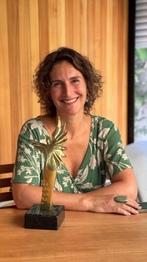 Francisca Imboden Instagram - ¡Cuánta franqueza hay en @francaimboden ! ¿Quién no se ha impresionado con alguna de las actuaciones de Francisca Imboden? Muchas de ellas son inolvidables y su presencia en “La Pura Verdad” no fue la excepción. Y aunque no vino a interpretar un personaje, nos dejó muy impresionados por su sencillez, humildad y calidad humana, además de un buen humor que convirtió a este capítulo en uno lleno de emociones, risas e incluso profundas reflexiones. ¡No podía ser de otra forma! 

La nominada en los Premios Caleuche como Mejor Actriz de Soporte en series, por su rol de fiscal en “Baby Bandito” estuvo en nuestro programa y conversó con Catalina Olcay y Juan Pablo Esteban. Te compartimos este programa con mucho orgullo y alegría. ¡Capítulo ya disponible en nuestros canales de Spotify y Youtube! 

Recuerda que los socios y socias de Chileactores eligen a los ganadores y ganadoras en cada categoría, votando en Chileactores.org ¡quedan pocas horas!

✨¡Tu también puedes participar! Sí, porque el público entrega una estatuilla a su artista favorito. Ya puedes votar en premioscaleuche.cl

🛫 Con tu voto en la categoría Premio del Público estarás participando por un pasaje para dos personas, en Chile o Sudamérica, cortesía de @jetsmart_chile

También sortearemos entradas dobles para asistir a la ceremonia a realizarse el jueves 30 de enero en el
Teatro Oriente. ¡No dejes de votar!