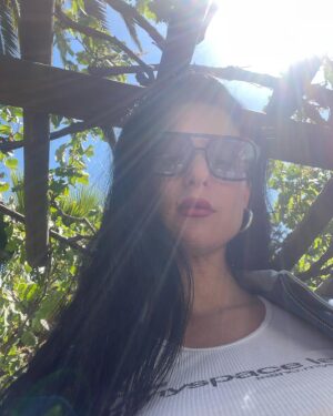 Francisca Valenzuela Instagram - mucha vida, pocas fotos 💕🌪️🌷 felices fiestas queridxssssss 💋💋💋💋✨✨