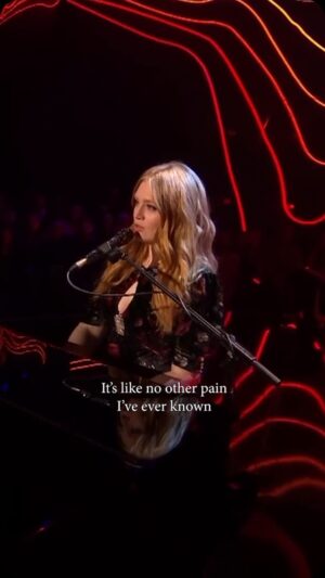 Freya Ridings Instagram - Celebrating the New Year with a special performance of ‘Lost Without You’ live on The BRITs Are Coming.🎉✨I am so grateful for all the moments that have brought me here, and excited for what’s ahead. Wishing you all a year full of love, joy, and unforgettable memories! 💫🎶 What are your plans for the new year? ❤️