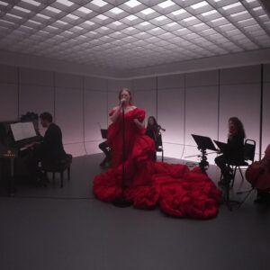Freya Ridings Instagram - Today, I am OVER THE MOON to finally share that “I Can’t Hear It Now” is OUT NOW on all platforms!! 🎉🔥❤️‍🔥 To be a part of such a pivotal track for @arcaneshow Season 2 is such an amazing feeling... 😭🔥 The show that the incredible Christian Linke, @itsmako and @riotgames have created has blown me away. Season 2, Act 1 episodes are out now on @netflix !!🙌

👗 @itsamandalim @lucakingston 
📸 @andrewrose
