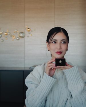 Fujii Karen Instagram - あけましておめでとうございます🎍🐍💫
2025年も健康第一で最高に幸せな年にしましょ🤍🕊️
本年もよろしくおねがいします😉