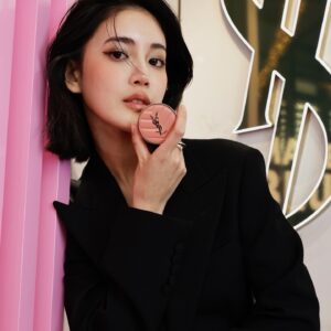 Fujii Karen Instagram - 新チーク「YSL メイクミーブラッシュ パウダー」

サテン、シマリー、マットの3つの質感を楽しめる全7色。どれも、内側から強い意志を感じさせる血色感が魅力です。私の使用色はNo.06 ローズ ヘイズ(マット)。
ふんわり発色で、1日中崩れにくく、軽やかなつけ心地が続くのが特徴で肌に溶け込むように自然に仕上がるから、どんなシーンでも使いやすそう。！

パッケージデザインも可愛くて、持ち歩くのが楽しみになるデザインですね😉☝️

1月1日から全国発売開始、表参道フラッグシップと公式オンラインでは先行発売中なので、皆さんも是非チェック🫶🏻✔️

@yslbeauty
#PR #yslbeauty #yslmakeup
 #主役級チーク #YSLメイクミーブラッシュ
