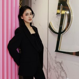 Fujii Karen Instagram - 新チーク「YSL メイクミーブラッシュ パウダー」

サテン、シマリー、マットの3つの質感を楽しめる全7色。どれも、内側から強い意志を感じさせる血色感が魅力です。私の使用色はNo.06 ローズ ヘイズ(マット)。
ふんわり発色で、1日中崩れにくく、軽やかなつけ心地が続くのが特徴で肌に溶け込むように自然に仕上がるから、どんなシーンでも使いやすそう。！

パッケージデザインも可愛くて、持ち歩くのが楽しみになるデザインですね😉☝️

1月1日から全国発売開始、表参道フラッグシップと公式オンラインでは先行発売中なので、皆さんも是非チェック🫶🏻✔️

@yslbeauty
#PR #yslbeauty #yslmakeup
 #主役級チーク #YSLメイクミーブラッシュ