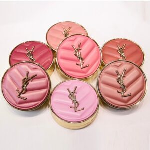 Fujii Karen Instagram - 新チーク「YSL メイクミーブラッシュ パウダー」

サテン、シマリー、マットの3つの質感を楽しめる全7色。どれも、内側から強い意志を感じさせる血色感が魅力です。私の使用色はNo.06 ローズ ヘイズ(マット)。
ふんわり発色で、1日中崩れにくく、軽やかなつけ心地が続くのが特徴で肌に溶け込むように自然に仕上がるから、どんなシーンでも使いやすそう。！

パッケージデザインも可愛くて、持ち歩くのが楽しみになるデザインですね😉☝️

1月1日から全国発売開始、表参道フラッグシップと公式オンラインでは先行発売中なので、皆さんも是非チェック🫶🏻✔️

@yslbeauty
#PR #yslbeauty #yslmakeup
 #主役級チーク #YSLメイクミーブラッシュ