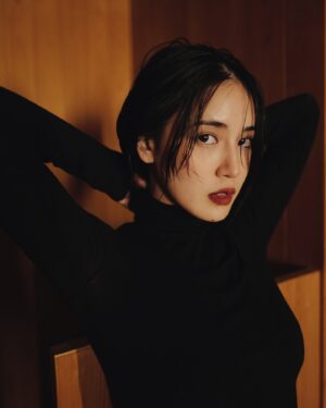 Fujii Karen Instagram - Intimissimiのウルトラライトカシミヤシリーズ、シンプルでありながら温かさと軽さを兼ね備えたアイテム。
インナーとしてだけでなく、重ね着や1枚でのスタイリングにもぴったり。
冬のスタイルに欠かせない、やわらかな着心地が心地よい。

豊富なカラーの中から、私は黒を選びました。

@intimissimijapanofficial @intimissimiofficial
#Intimissimi #インティミッシミ #intimissimigirls #PR