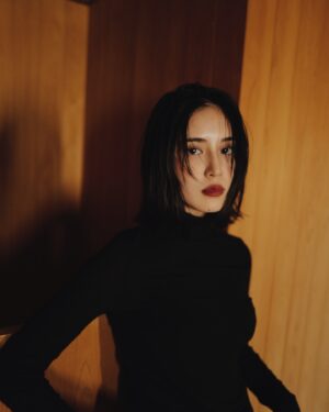 Fujii Karen Instagram - Intimissimiのウルトラライトカシミヤシリーズ、シンプルでありながら温かさと軽さを兼ね備えたアイテム。
インナーとしてだけでなく、重ね着や1枚でのスタイリングにもぴったり。
冬のスタイルに欠かせない、やわらかな着心地が心地よい。

豊富なカラーの中から、私は黒を選びました。

@intimissimijapanofficial @intimissimiofficial
#Intimissimi #インティミッシミ #intimissimigirls #PR