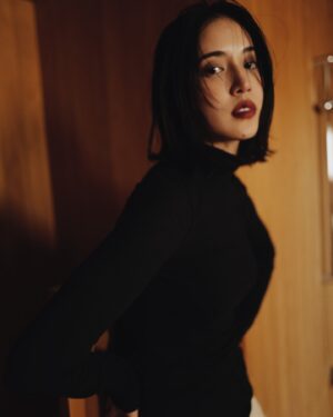 Fujii Karen Instagram - Intimissimiのウルトラライトカシミヤシリーズ、シンプルでありながら温かさと軽さを兼ね備えたアイテム。
インナーとしてだけでなく、重ね着や1枚でのスタイリングにもぴったり。
冬のスタイルに欠かせない、やわらかな着心地が心地よい。

豊富なカラーの中から、私は黒を選びました。

@intimissimijapanofficial @intimissimiofficial
#Intimissimi #インティミッシミ #intimissimigirls #PR