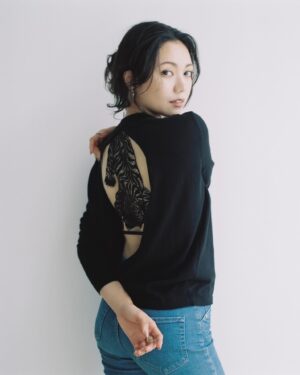 Fumi Nikaido Instagram - 俳優・二階堂ふみが愛する、タイムレスな定番ファッションアイテム【あの人のお気に入りvol.10】

私の私服をご紹介🧚🏼

@spurmagazine 
@ittetsumatsuoka 
@tokachaan
@takayama_eri 
@azumikubota