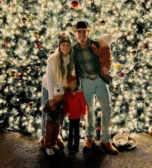 Gabby Barrett Instagram - Merry Christmas from the Foehners! 🎄🤍
The light of the world came to redeem! Thank you Jesus!