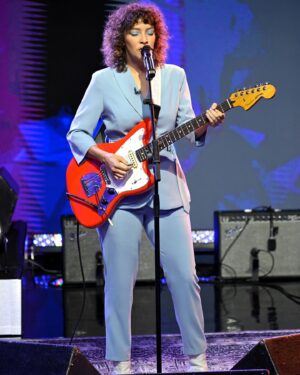 Gaby Moreno Instagram - NYC ➡️ Nashville 🍎 🤠 🎸 

@goodmorningamerica @abcnewslive @americanafest 

Suits:
@mcnz_official 
@regardstylehouse