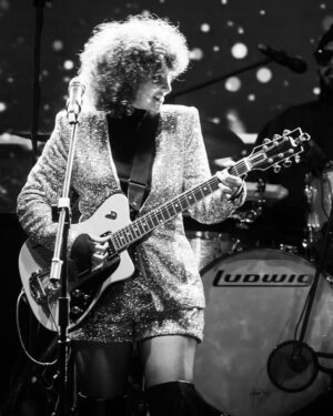 Gaby Moreno Instagram - Gracias Antigua!! Qué fiesta pre-navideña más alegre tuvimos. 🎄❤️🙏🏼 🕺🏻 💃🏻 🎸 🎶 

Fotos: @ea.fotografo 

 @gytcontinental @muniantiguagt