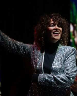 Gaby Moreno Instagram - Gracias Antigua!! Qué fiesta pre-navideña más alegre tuvimos. 🎄❤️🙏🏼 🕺🏻 💃🏻 🎸 🎶 

Fotos: @ea.fotografo 

 @gytcontinental @muniantiguagt