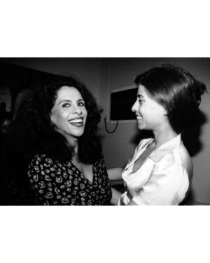 Gal Costa Instagram - 🎞️✨ O #TBT de hoje é com duas rainhas: Gal Costa e a super @oficialfernandatorres!

🎥🎶 Em 1995, Fernanda protagonizou ao lado de Fernando Alves Pinto, o filme “Terra Estrangeira”. Dirigido por Walter Salles e Daniela Thomas, Fernanda interpreta “Vapor Barato”, essa obra-prima de Waly Salomão e Jards Macalé, eternizada na voz de Gal. Uma cena que marcou o cinema nacional! 

Um brinde à música, ao cinema e à arte!🙌

Fotos: Camarim Gal - @granatocristina_ 

#GalCosta #FernandaTorres #VaporBarato #EquipeGal