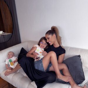 Gala Caldirola Instagram - 1 👩🏽👧🏽. 2 👩🏽👶🏽.
Alguien me puede explicar como pasó tan rápido el tiempo?🥹
Fuiste, eres y siempre serás mi lugar, mi paz, mi foco, el amor de mi vida 🤍