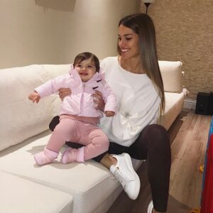 Gala Caldirola Instagram - 1 👩🏽👧🏽. 2 👩🏽👶🏽.
Alguien me puede explicar como pasó tan rápido el tiempo?🥹
Fuiste, eres y siempre serás mi lugar, mi paz, mi foco, el amor de mi vida 🤍