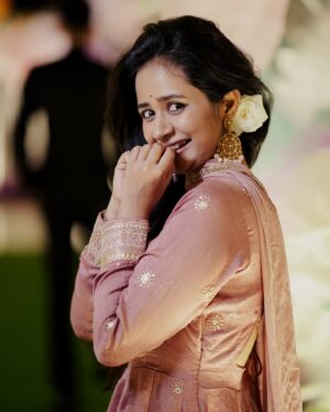 Gauri Kulkarni Instagram - फराळ खाऊन झाल्यावर मी…! #खुष 😁✨
.
.
Outfit by @_vastralekha_ 
Pictures by @aditya.image
Managed by @wechitramedia 
.
.
#GauriKulkarni #HappyDiwali #Blessed