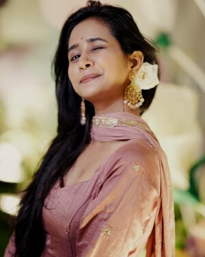 Gauri Kulkarni Instagram - फराळ खाऊन झाल्यावर मी…! #खुष 😁✨
.
.
Outfit by @_vastralekha_ 
Pictures by @aditya.image
Managed by @wechitramedia 
.
.
#GauriKulkarni #HappyDiwali #Blessed