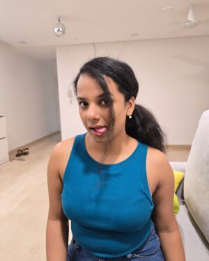 Gautami Kawale Instagram - Y’all kept asking me to post these 
So…random dump (also hair FAIL) let’s stick to the curls 🙏🏼

-Again clicked on a Samsung phone-
#ootd #hair #straighthair #straightening #curls #curly #curlytostraight #potraits