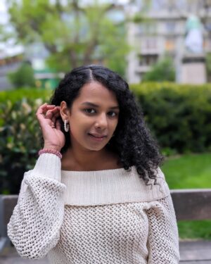 Gautami Kawale Instagram - Tanned but glowy ☺️ 

#winter #cold #sweaterweather #zurich #switzerland #noedits #raw #curly #curls #curlyhair #me #switzerland🇨🇭 #vacation #vlog #trip #slayypoint #ootd #portrait