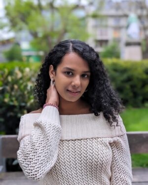 Gautami Kawale Instagram - Tanned but glowy ☺️ 

#winter #cold #sweaterweather #zurich #switzerland #noedits #raw #curly #curls #curlyhair #me #switzerland🇨🇭 #vacation #vlog #trip #slayypoint #ootd #portrait