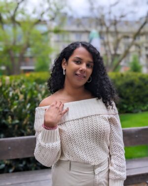 Gautami Kawale Instagram - Tanned but glowy ☺️ 

#winter #cold #sweaterweather #zurich #switzerland #noedits #raw #curly #curls #curlyhair #me #switzerland🇨🇭 #vacation #vlog #trip #slayypoint #ootd #portrait
