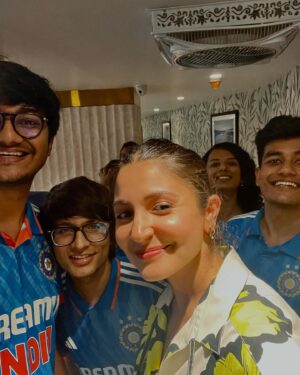 Gautami Kawale Instagram - CRAZIEST NIGHT!! 💙💙

🏷️ 
cricket , semi final , semifinal , match , Wankhede stadium , Anushka Sharma , Virat Kohli , shahid Kapoor #cwc #cwc23 #worldcup #IndvsNZ , India vs New Zealand 
Thank you @adityakale_ @amol_kale76 @mumbaicricassoc