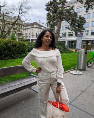 Gautami Kawale Instagram - Tanned but glowy ☺️ 

#winter #cold #sweaterweather #zurich #switzerland #noedits #raw #curly #curls #curlyhair #me #switzerland🇨🇭 #vacation #vlog #trip #slayypoint #ootd #portrait