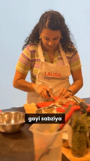 Gautami Kawale Instagram - Team India represent! 💪🏽 

Paella cooking challenge in Cádiz, Spain inside a culinary school with professional chefs!