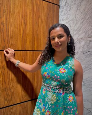Gautami Kawale Instagram - Feeling green 🦚

Who else lovesss oxidised Indian silver jewellery? Like it’s sooo pretty man!! I mean look at the bangles, the waist belt, the earrings, ah wow 
🥺

#navratri #garba #dandiya #dance #gujarat #fun #ootd #indian #green #curls #indianoutfit #indianfashion