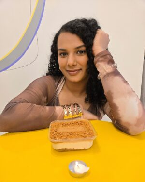 Gautami Kawale Instagram - no rizz just sparkly loving eyes and a heart that feels ready to pour right out of my ribcage at any given time

V v late birthday dump!! 😢✖️🧁

#dump #belated #old #birthday #ootd #cake #curls #curly #hair #outfit #flowers #bouquet