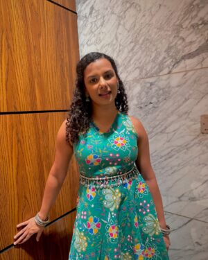 Gautami Kawale Instagram - Feeling green 🦚

Who else lovesss oxidised Indian silver jewellery? Like it’s sooo pretty man!! I mean look at the bangles, the waist belt, the earrings, ah wow 
🥺

#navratri #garba #dandiya #dance #gujarat #fun #ootd #indian #green #curls #indianoutfit #indianfashion