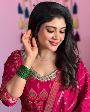 Gayathri Shan Instagram - 🌹
.
.
.

Hair @shalini_hairartist