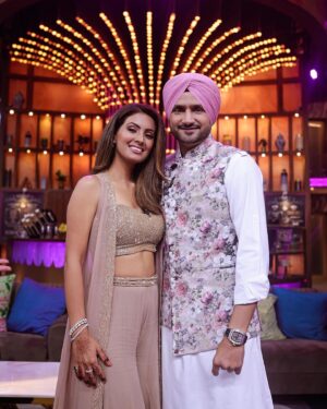 Geeta Basra Instagram - If you haven’t watched the Kapil Sharma show as yet.. watch it now! Streaming at number 1 only on @netflix_in .. 

Outfit- @richajaisinghanilabel
Jewels- @hybajewels
Styled by- @dipteeagarwal
Styling intern- @rimshatibrewala
Makeup: @ajayshelarmakeupartist 
Hair: @darshana.mule
Photography: @khachakphotography