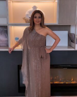 Geeta Basra Instagram - “Livin’ la Vida Loca” ❤️

Outfit: @babitamalkani 
Makeup: @aakashpant 
Hair: @hairbysunnythakur 
Photography: @bhumi_dedhia