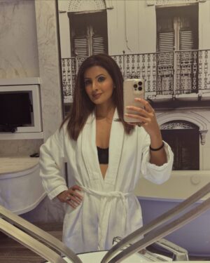 Geeta Basra Instagram - “Where there’s a mirror, there’s a selfie opportunity” 😜