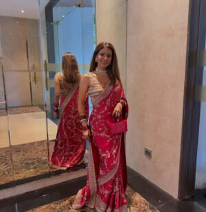 Geeta Basra Instagram - Another beautiful Karva Chauth.. thank you @kapoor.sunita aunty for being the most gracious, warm and the most beautiful host!! No one does it better than you.. ❤️🤗 happy Karva Chauth to all you beautiful ladies .. 🫶 

Saree: @studiobagechaa @twotap_social
Jewels: @kalamandirjewellers via @sonyashaikh
Nosepin: @irasvafinejewellery
Styled by: @dipteeagarwal
Styling Intern: @rimshatibrewala
Clutch: @oceana_clutches