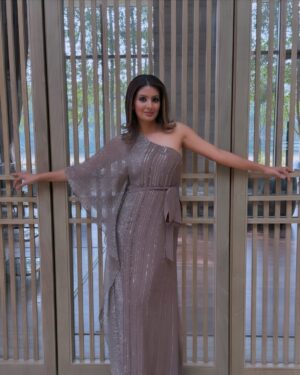 Geeta Basra Instagram - “Livin’ la Vida Loca” ❤️

Outfit: @babitamalkani 
Makeup: @aakashpant 
Hair: @hairbysunnythakur 
Photography: @bhumi_dedhia