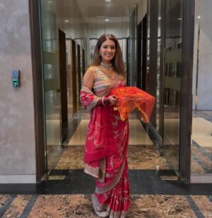 Geeta Basra Instagram - Another beautiful Karva Chauth.. thank you @kapoor.sunita aunty for being the most gracious, warm and the most beautiful host!! No one does it better than you.. ❤️🤗 happy Karva Chauth to all you beautiful ladies .. 🫶 

Saree: @studiobagechaa @twotap_social
Jewels: @kalamandirjewellers via @sonyashaikh
Nosepin: @irasvafinejewellery
Styled by: @dipteeagarwal
Styling Intern: @rimshatibrewala
Clutch: @oceana_clutches