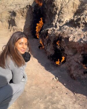 Geeta Basra Instagram - Yanar Dag- (burning mountain) in Baku 

Yanar Dag, also known as the Burning Mountain, is a natural wonder situated in Azerbaijan, near the capital city of Baku. This mesmerizing site is characterized by its eternal flame, which is believed to have been burning for thousands of years.

A mountain which releases flames 24 hours a day 365 days of the year.. quite a miracle no? Bhagwan ka chamatkar ..