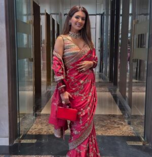 Geeta Basra Instagram - Another beautiful Karva Chauth.. thank you @kapoor.sunita aunty for being the most gracious, warm and the most beautiful host!! No one does it better than you.. ❤️🤗 happy Karva Chauth to all you beautiful ladies .. 🫶 

Saree: @studiobagechaa @twotap_social
Jewels: @kalamandirjewellers via @sonyashaikh
Nosepin: @irasvafinejewellery
Styled by: @dipteeagarwal
Styling Intern: @rimshatibrewala
Clutch: @oceana_clutches