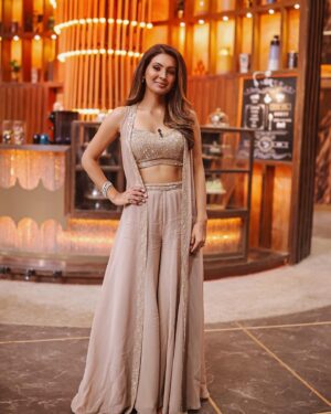 Geeta Basra Instagram - If you haven’t watched the Kapil Sharma show as yet.. watch it now! Streaming at number 1 only on @netflix_in .. 

Outfit- @richajaisinghanilabel
Jewels- @hybajewels
Styled by- @dipteeagarwal
Styling intern- @rimshatibrewala
Makeup: @ajayshelarmakeupartist 
Hair: @darshana.mule
Photography: @khachakphotography