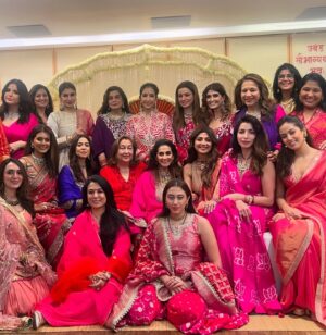 Geeta Basra Instagram - Another beautiful Karva Chauth.. thank you @kapoor.sunita aunty for being the most gracious, warm and the most beautiful host!! No one does it better than you.. ❤️🤗 happy Karva Chauth to all you beautiful ladies .. 🫶 

Saree: @studiobagechaa @twotap_social
Jewels: @kalamandirjewellers via @sonyashaikh
Nosepin: @irasvafinejewellery
Styled by: @dipteeagarwal
Styling Intern: @rimshatibrewala
Clutch: @oceana_clutches
