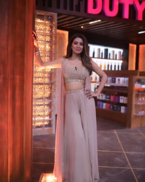 Geeta Basra Instagram - If you haven’t watched the Kapil Sharma show as yet.. watch it now! Streaming at number 1 only on @netflix_in .. 

Outfit- @richajaisinghanilabel
Jewels- @hybajewels
Styled by- @dipteeagarwal
Styling intern- @rimshatibrewala
Makeup: @ajayshelarmakeupartist 
Hair: @darshana.mule
Photography: @khachakphotography