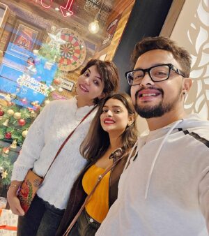 Geetashree Roy Instagram - Winter evenings be like…….. mere do Anmol Ratan ❤️❤️

#picoftheday #friends #love #instagood #instalike #instagram #fun #actor #tollywood #sayantanimullick #indranilmullick
